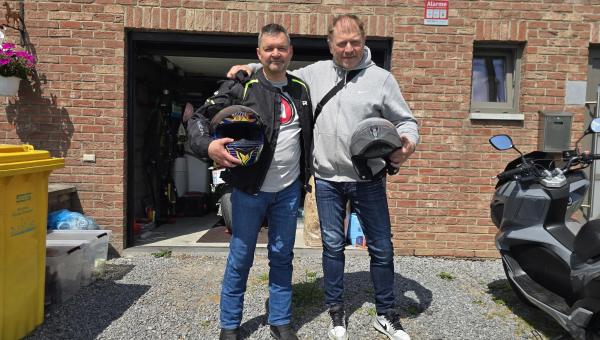 Gregory, opérateur de ligne dans une usine, avec un ami motard