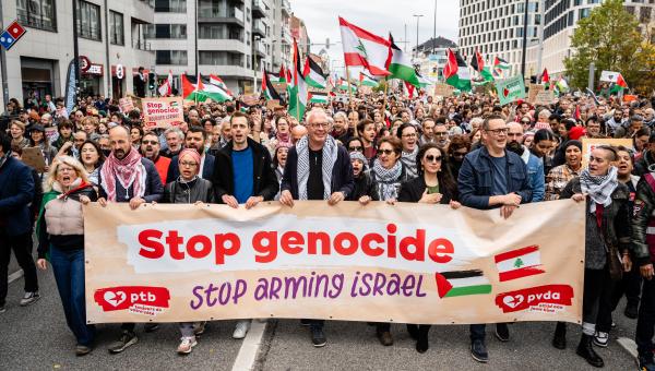 Peter Mertens, Raoul Hedebouw, Marc Botenga en Jos D'Haese posten een spandoek bij een demonstratie voor Palestina