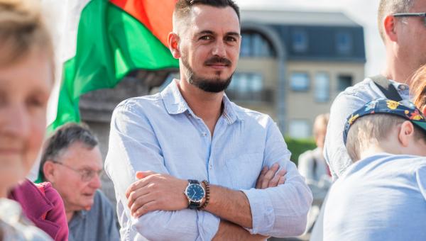 Julien Liradelfo avec un drapeau palestinien derrière lui