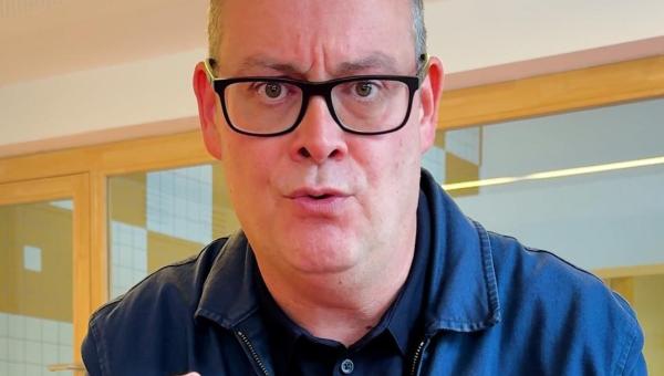 Raoul Hedebouw kijkt van dichtbij recht in de camera