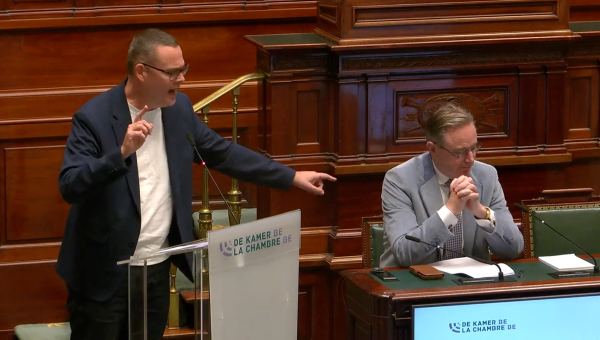Raoul Hedebouw tijdens zijn tussenkomst in de Kamer, met naast zich Bart De Wever