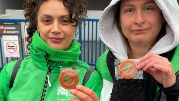 Mimouna et Antonia, puéricultrices à Herstal. Elles tiennent deux biscuits 67 ans barré