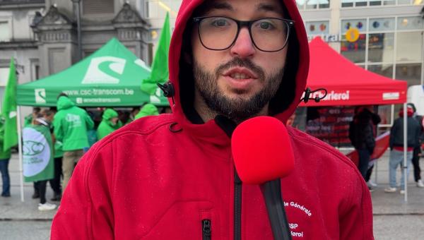 Riccardo parle dans un micro en regardant la caméra