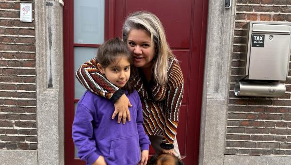 Photo de Deborah, chauffeur poids lourd dans la construction, et de sa fille