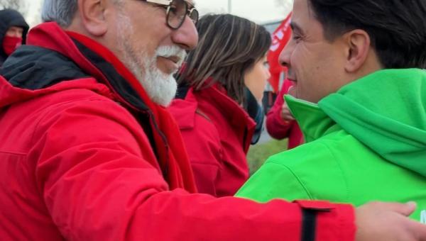 Deux syndicalistes se font une accolade