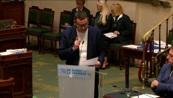 Raoul Hedebouw tijdens zijn tussenkomst in de Kamer