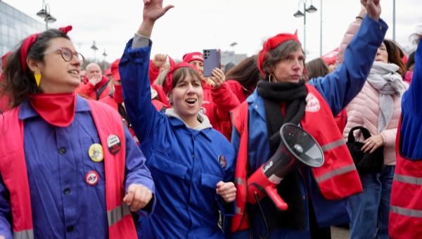 Groupe de femmes en tenues syndicales lors de la journée de sensibilisation et d'actions syndicales à Liège le 10 février 2026