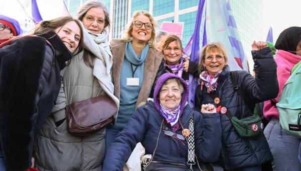 Sofie Merckx avec un groupe de manifestantes lors de la grande manifestation du 12 mars à Bruxelles