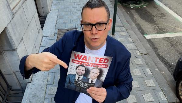 Raoul Hedebouw dans la rue tient dans ses mains une affiche Wanted avec les visages de Georges-Louis Bouchez et de Bart De Wever