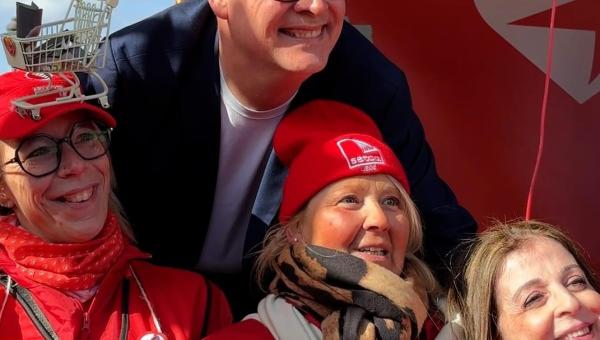 Raoul Hedebouw pose avec des manifestantes lors de la manifestation du 12 mars 2026 à Bruxelles