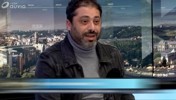 Nabil Boukili au micro de La Première