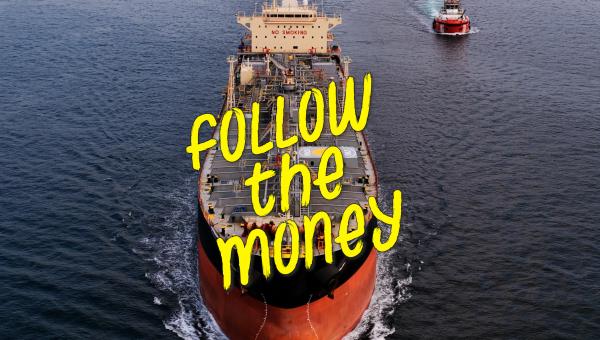 Un pétrolier en mer avec le texte « Follow the money » en surimpression.