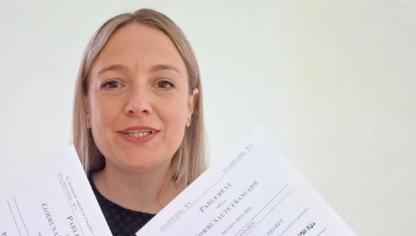 Amandine Pavet tient les deux textes déposés par l'opposition pour annuler les réformes MR-Engagés