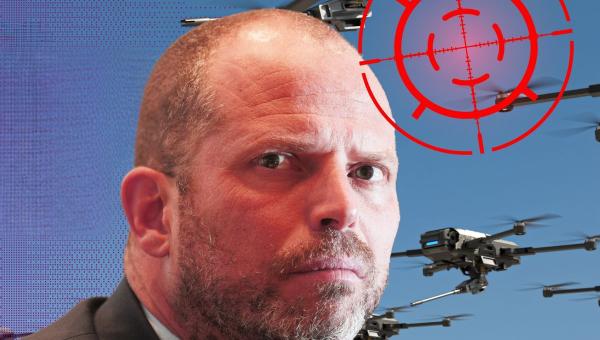 Theo Francken avec des drones en arrière-plan