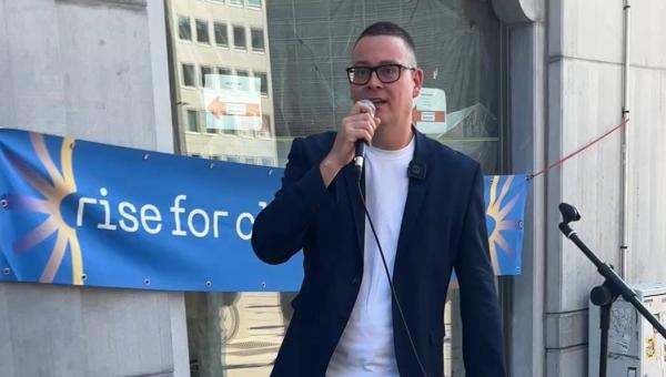 Raoul Hedebouw au micro pendant le rassemblement de Rise for climate