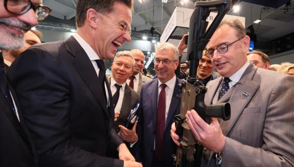 Bart De Wever avec une arme en main
