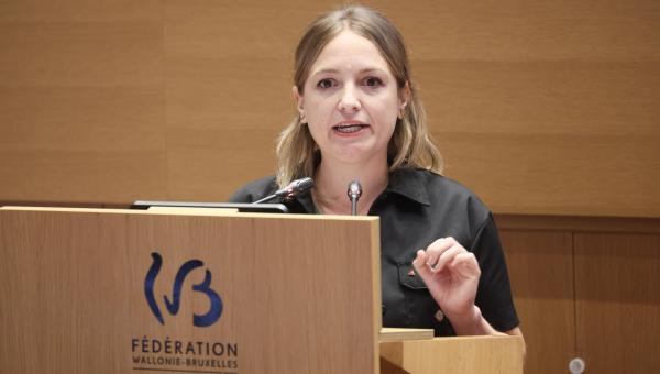 Amandine Pavet intervient au parlement de la Fédération Wallonie-Bruxelles. (Belga)