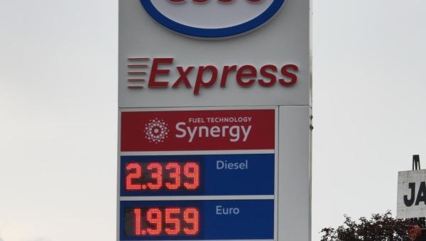 Panneau affichant les prix d'une station essence